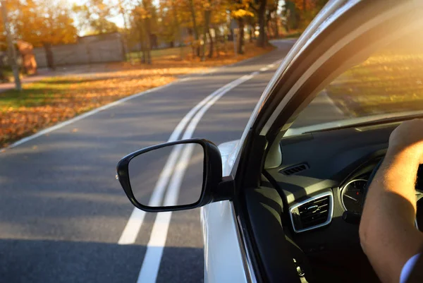 Řídit Auto Klikaté Silnici — Stock fotografie