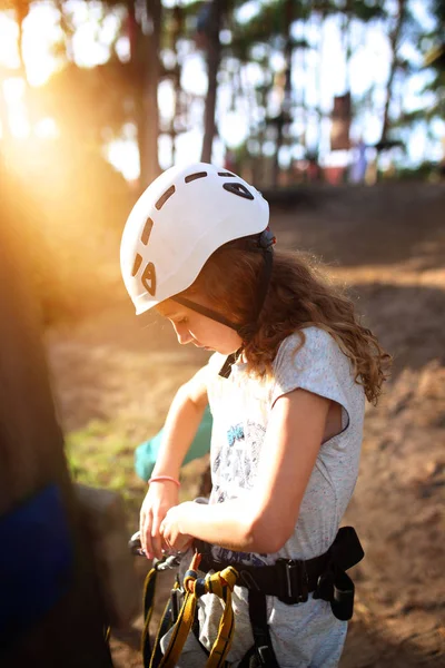 Jovem Capacete Parque Corda — Fotografia de Stock