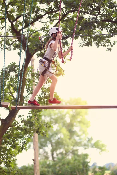 Rota Parque Corda Uma Jovem Sobre Obstáculos — Fotografia de Stock