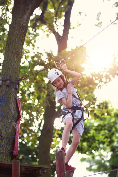 Jovem Altura Parque Corda — Fotografia de Stock