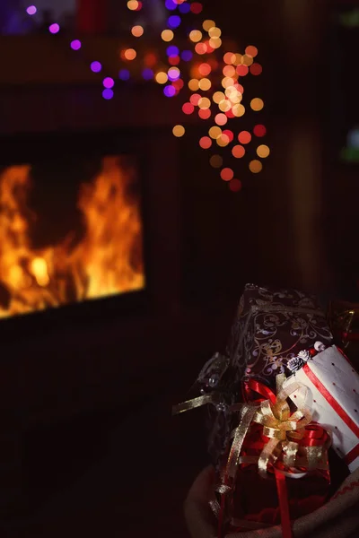 Saco Presentes Uma Cabana Quente Véspera Natal — Fotografia de Stock