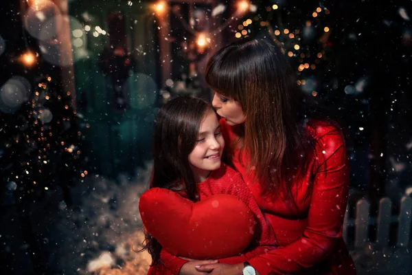 Mamma Sua Figlia Bacio Una Serata Festa — Foto Stock