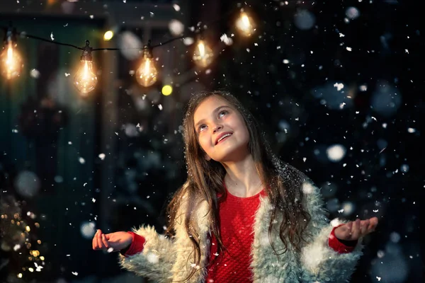 Divertimento Gioioso Una Giovane Ragazza Una Serata Invernale Nevosa — Foto Stock