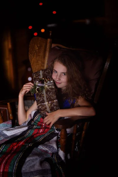 Χαρούμενο Κορίτσι Που Κάθεται Ένα Χριστουγεννιάτικο Δώρο — Φωτογραφία Αρχείου