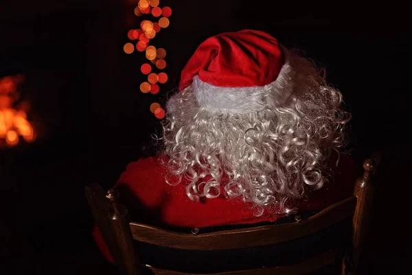 Santa Claus Posezení Krbu Zimní Večer — Stock fotografie