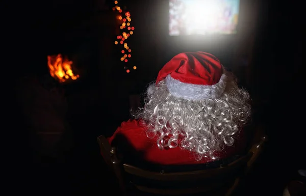 Santa Claus Está Viendo Televisión Cabaña —  Fotos de Stock