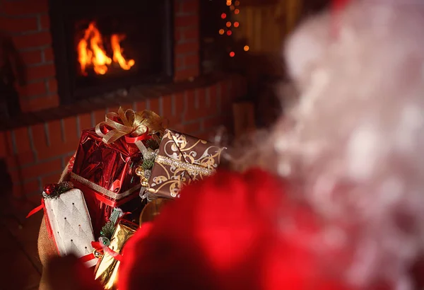 Papai Noel Está Sentado Frente Lareira Uma Noite Inverno — Fotografia de Stock