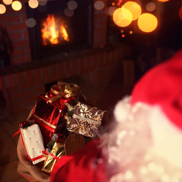 Santa Claus Siedzi Przytulny Dom Kominkiem — Zdjęcie stockowe