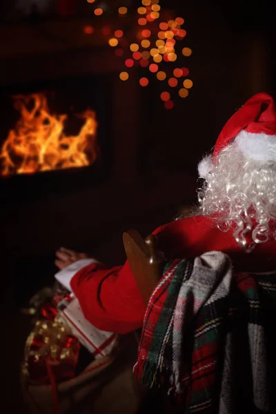 Weihnachtsmann Sitzt Einem Gemütlichen Haus Mit Kamin — Stockfoto