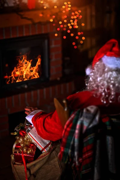 Weihnachtsmann Sitzt Einem Gemütlichen Haus Mit Kamin — Stockfoto