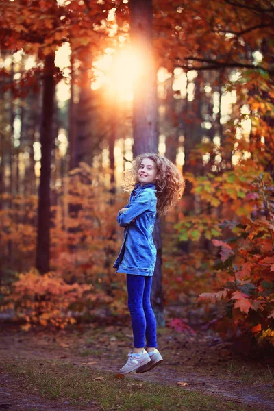 Junges Mädchen Springt Einem Herbstpark — Stockfoto