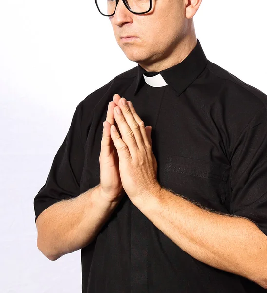 白い背景に祈る司祭 — ストック写真