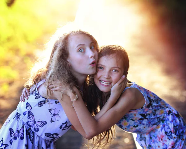 Boldog Nővérek Nevetni Egy Napsütéses Napon — Stock Fotó