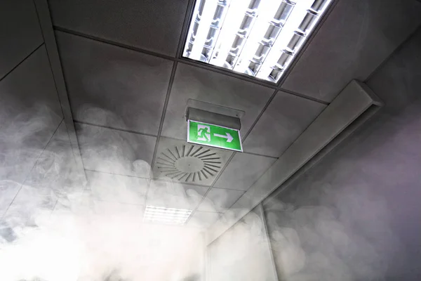 オフィスビル内の煙 — ストック写真