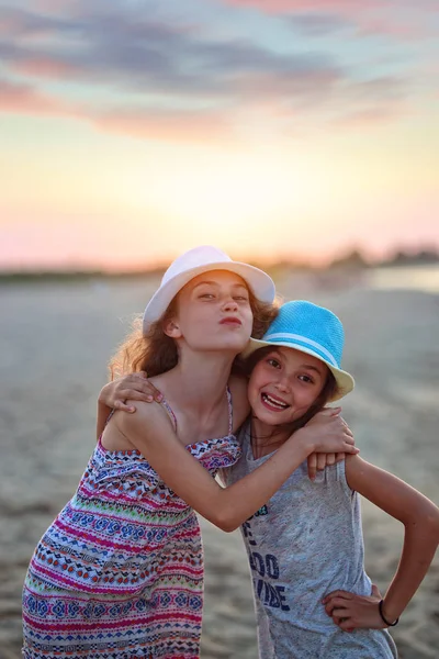 Amigos Divierten Las Vacaciones Playa —  Fotos de Stock