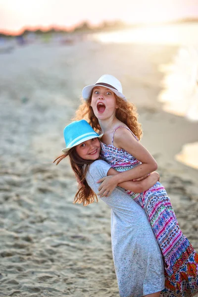 Amigos Divierten Las Vacaciones Playa —  Fotos de Stock