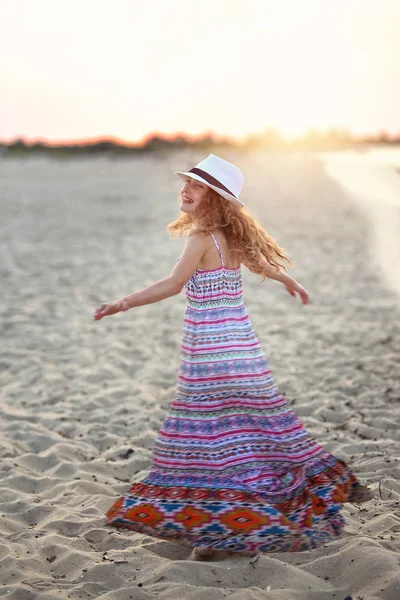 Mladá Radostná Dívka Tančí Pláži Kloboukem — Stock fotografie