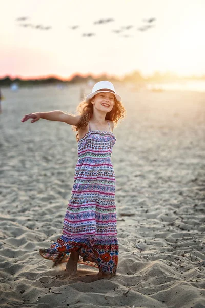 Joven Alegre Chica Está Bailando Playa — Foto de Stock