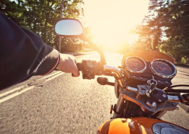 Güneşli bir günde motosiklet sürmek