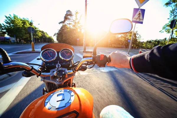 Motocyklista Jeździ Motocyklem Słoneczny Dzień Ulicy — Zdjęcie stockowe
