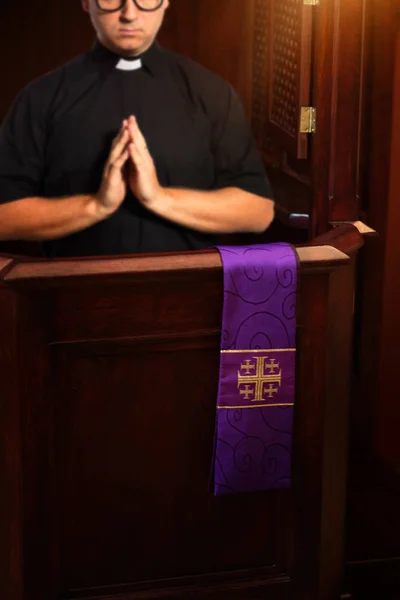 Священник Исповедуется Исповедальне — стоковое фото