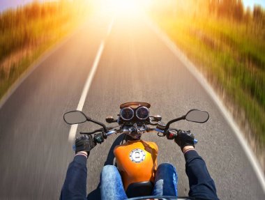 Güneşli bir günde motosiklet sürmek