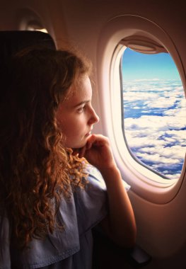 Genç kız uçağın dışına bak.