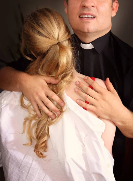 Sacerdote Con Una Niña Menor — Foto de Stock