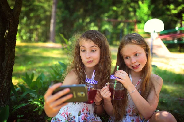 Giovani Amici Bevono Limonata Una Giornata Calda Fanno Selfie — Foto Stock