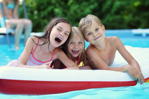 Bambini Piccoli Hanno Gioia Piscina Una Calda Giornata Estiva — Foto Stock