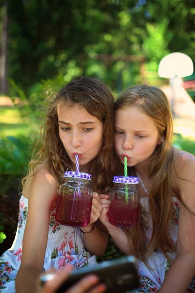 Jovens Amigos Bebem Limonada Dia Quente Tiram Uma Selfie — Fotografia de Stock