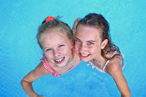 Spaß Lächelnde Freunde Pool — Stockfoto