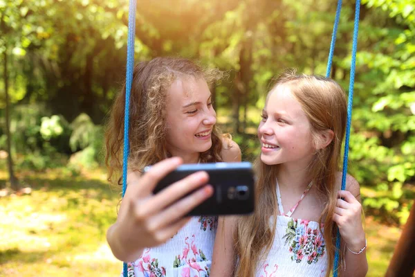 Přátelé Mají Radost Fotit Telefonem — Stock fotografie