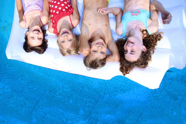 Les Jeunes Enfants Ont Joie Dans Piscine Par Une Chaude — Photo