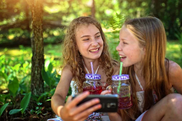 Mladí Přátelé Pít Limonádu Horkém Dni Vzít Selfie — Stock fotografie