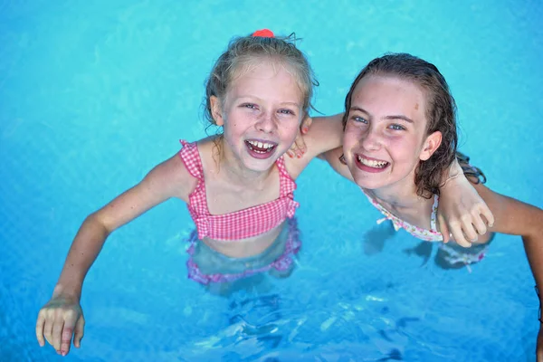 Zábavné Usmívající Přátelé Bazénu — Stock fotografie