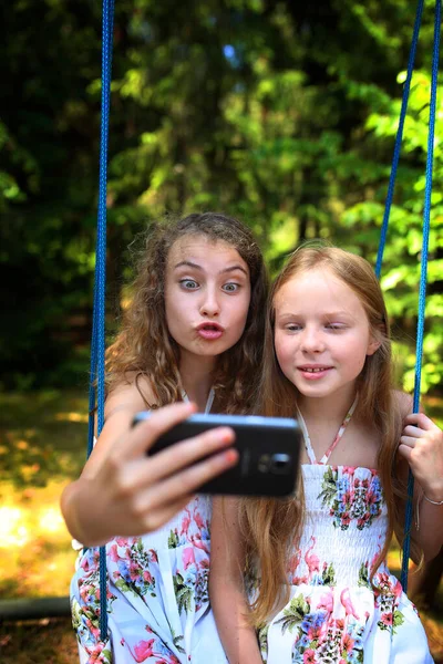 Mladí Přátelé Dělají Selfie Telefon Houpačce — Stock fotografie