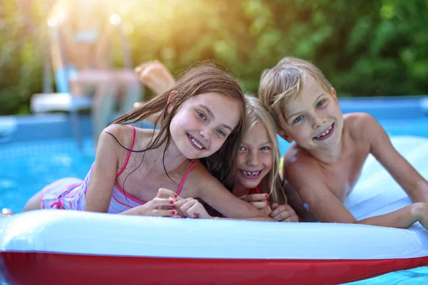 Kinder Vergnügen Sich Einem Heißen Tag Pool — Stockfoto