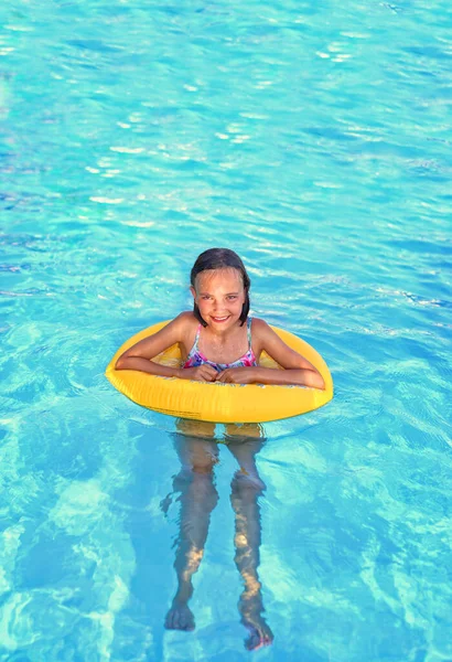 Junges Mädchen Kreis Pool Schwimmen — Stockfoto