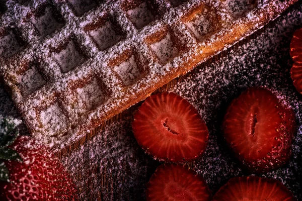 Knusprige Waffeln Mit Erdbeeren Und Puderzucker — Stockfoto