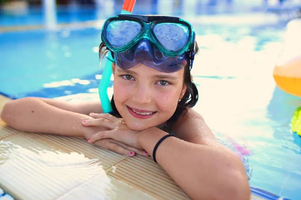 Fröhliches Und Lächelndes Junges Mädchen Mit Tauchermaske Pool — Stockfoto