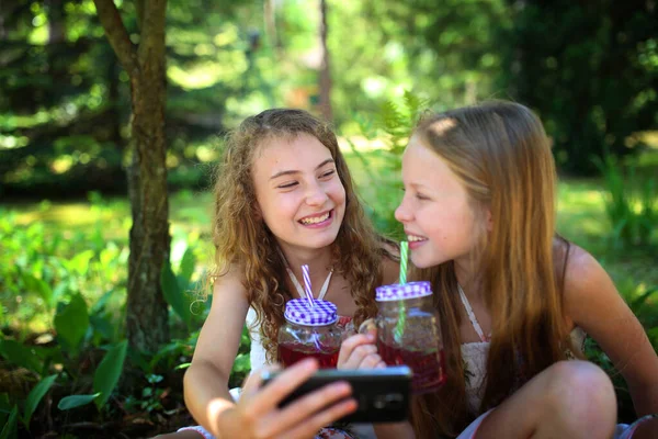 Giovani Amici Bevono Limonata Una Giornata Calda Fanno Selfie — Foto Stock