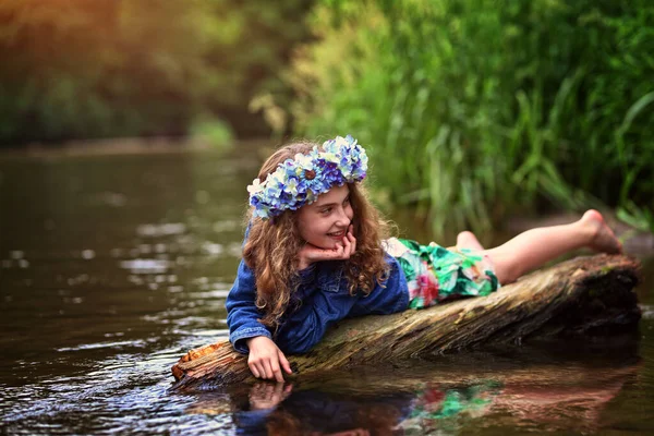 Dziewczyna Kręconych Włosach Wieńcu Leży Rzece — Zdjęcie stockowe
