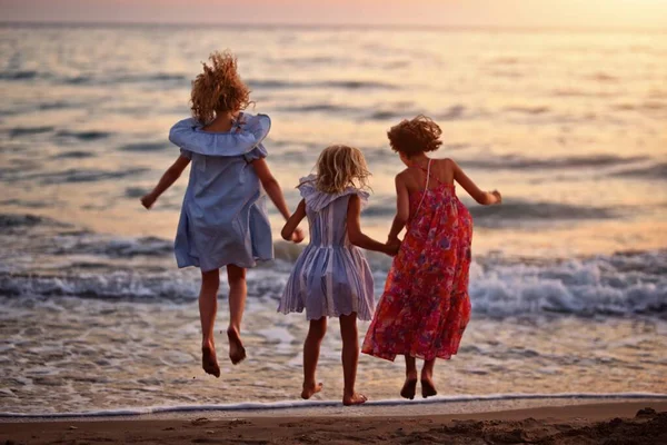 Amigos Alegres Están Saltando Playa Junto Mar — Foto de Stock