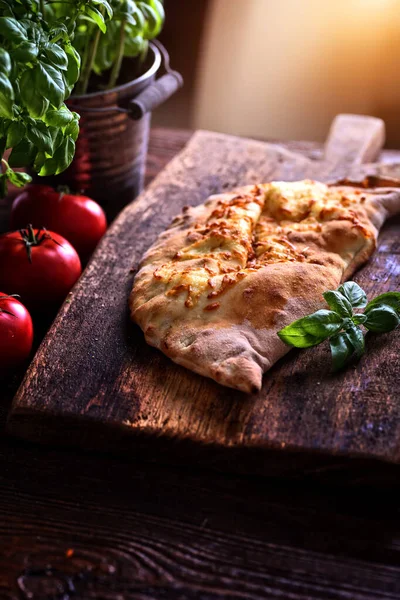 Calzone Maison Sur Une Planche Bois — Photo