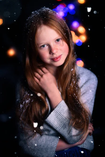 Imádnivaló Kislány Vörös Hajjal Egy Téli Napon — Stock Fotó