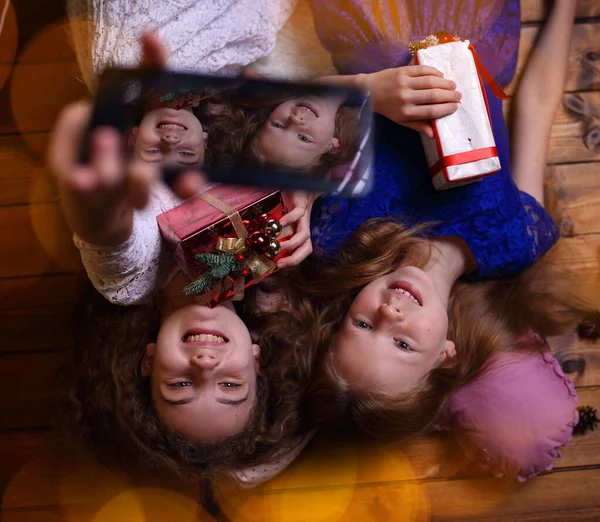 Jovens Amigos Tiram Uma Selfie Com Telefone Presentes Natal — Fotografia de Stock