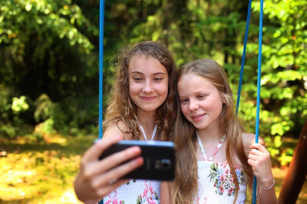 Jóvenes Amigos Están Haciendo Teléfono Selfie —  Fotos de Stock