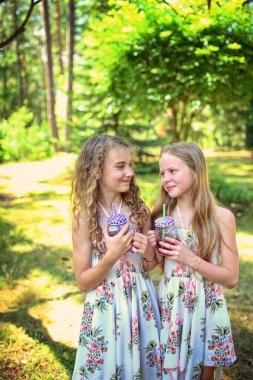 Genç arkadaşlar sıcak bir günde limonata içerler.