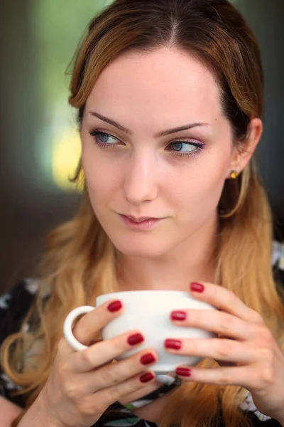一个沉默寡言 面带微笑的女人 喝一杯咖啡 — 图库照片